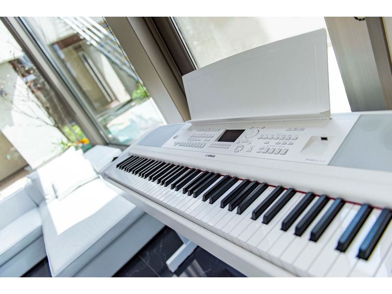 Yamaha E-Piano DGX-670 Weiss Digital Piano mit Begleitautomatik