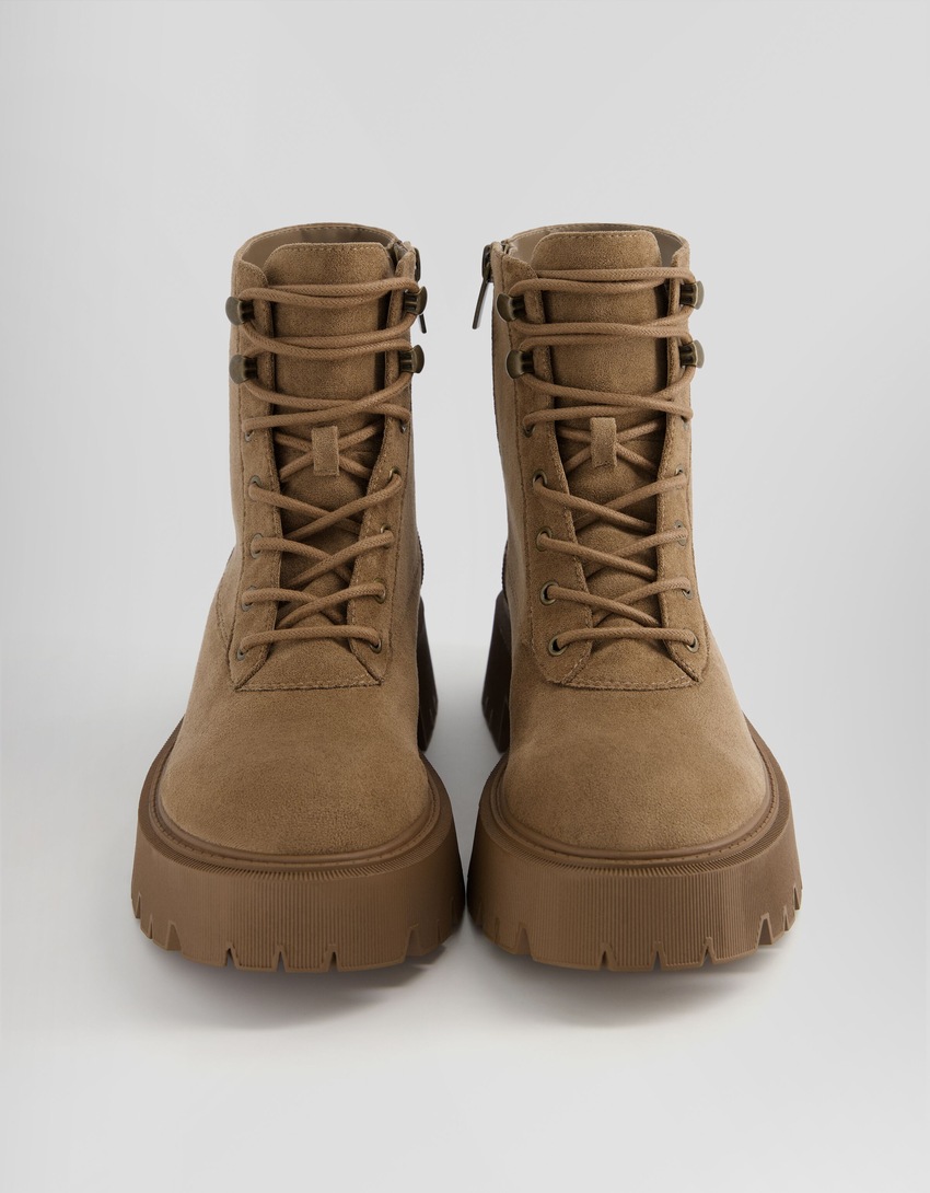 Botas de cano curto com plataforma e cadarço