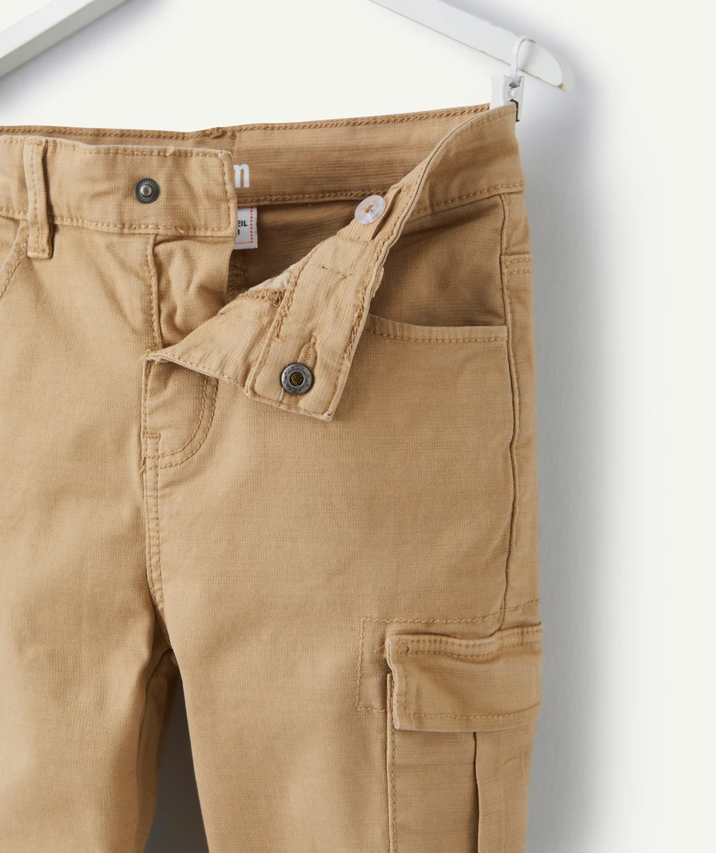 pantalon slim garçon beige avec poches style cargo