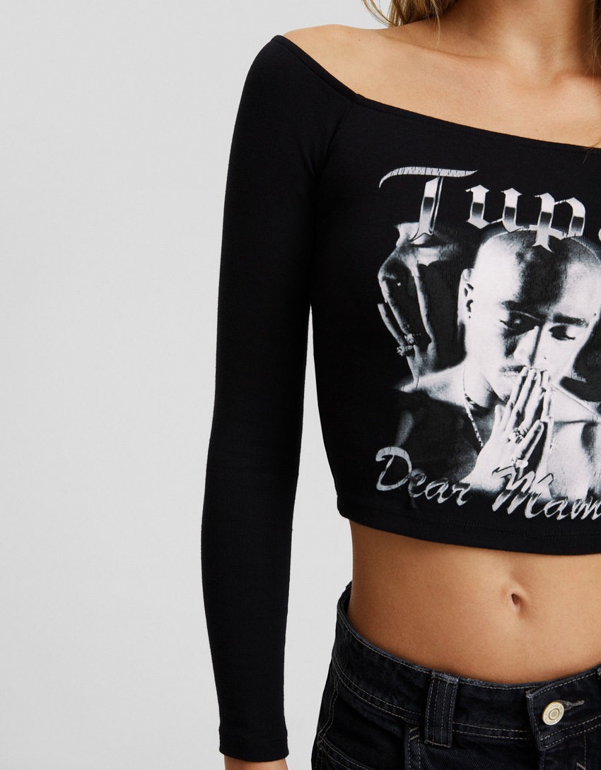 Camiseta de manga comprida com estampa Tupac e decote ombro a ombro