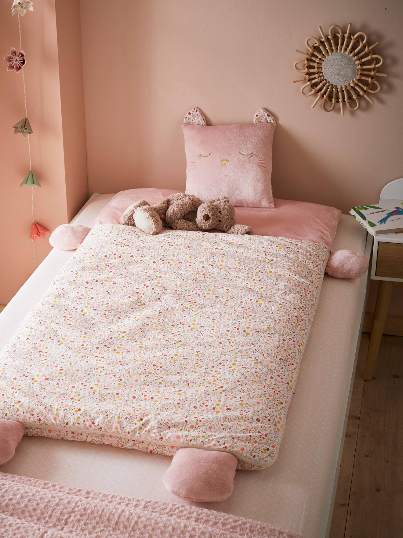 Saco de dormir tamanho médio com estampa de gato rosa