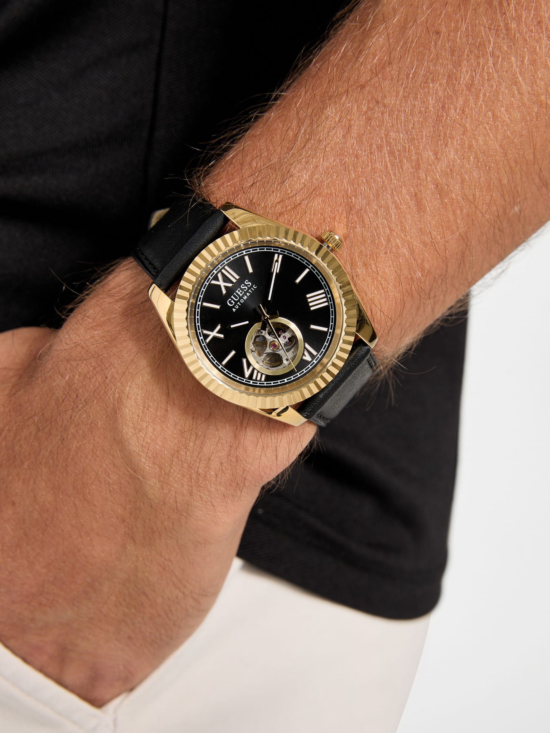 Relógio analógico dourado com pulseira de couro
