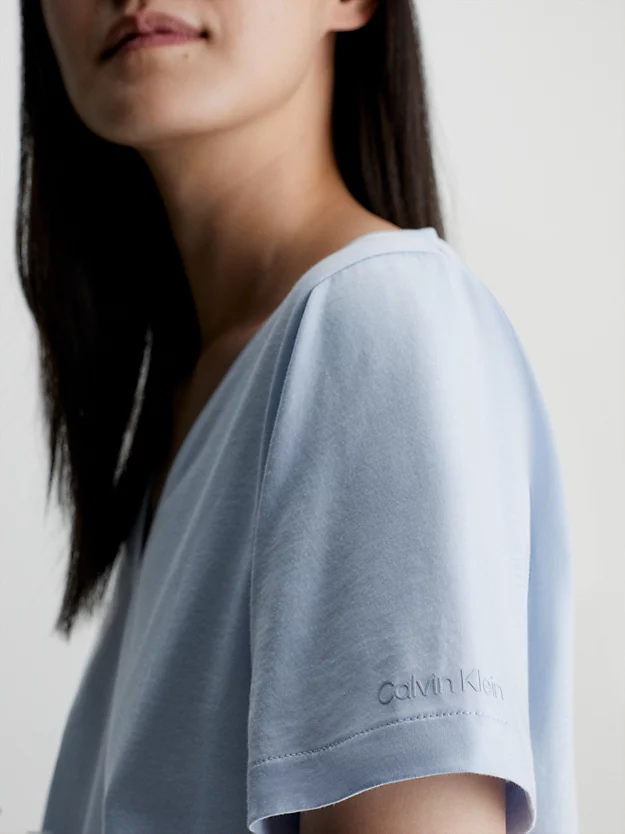 Camiseta com decote em V