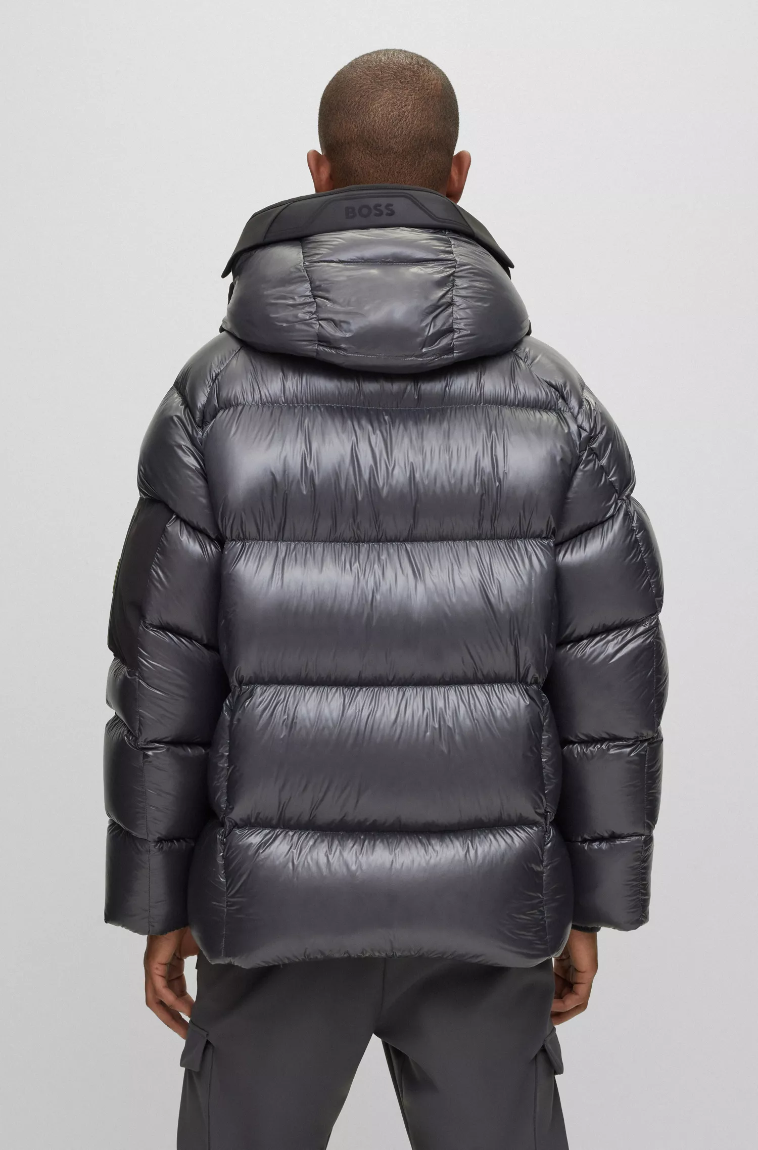 Jaqueta impermeável BOSS verde, modelagem oversized, em materiais mistos.