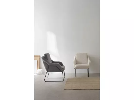 Fauteuil tapissé blanc, pieds en métal noir