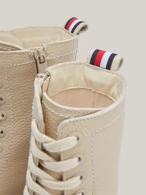 Botas de cano médio com cadarço em couro texturizado