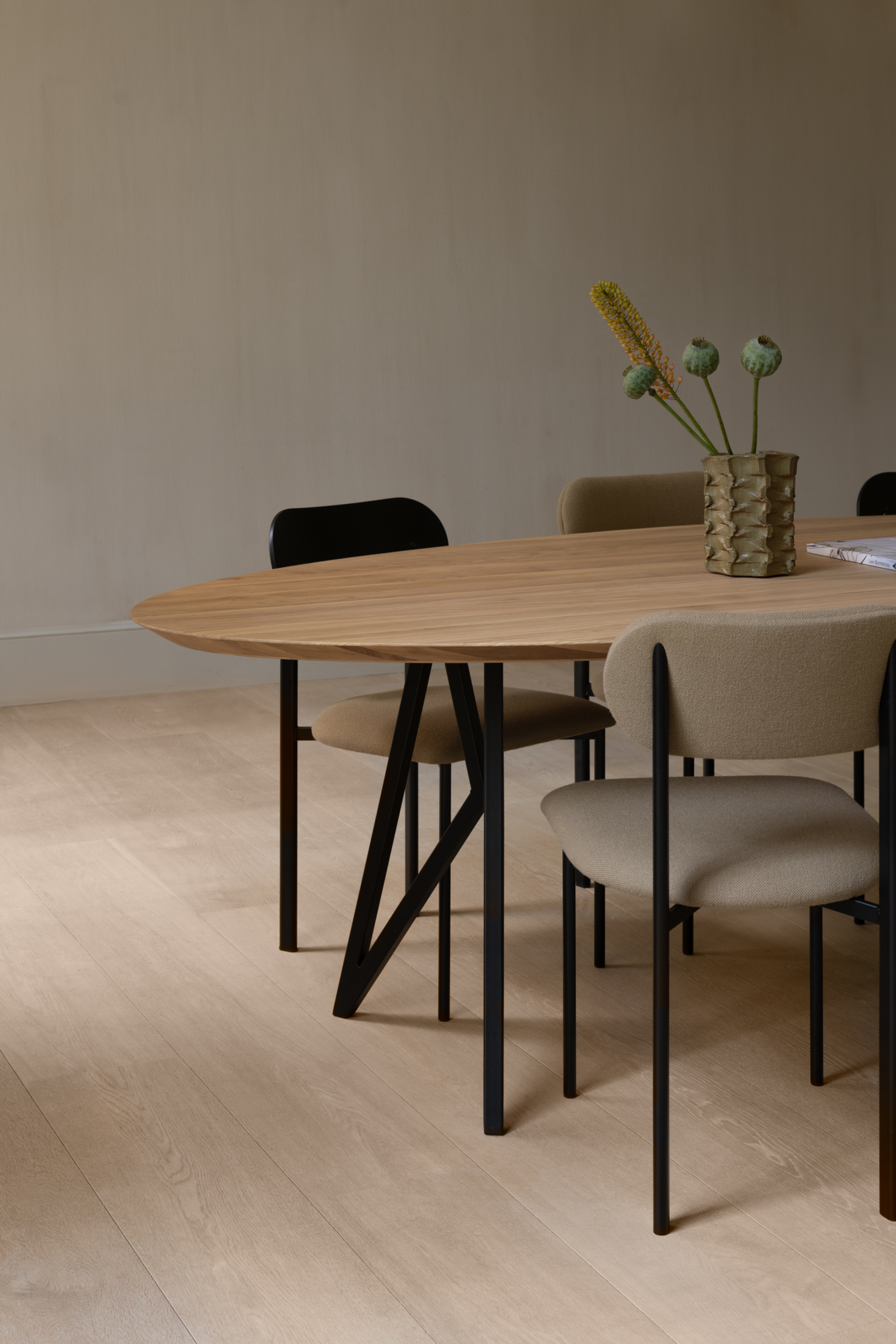 Studio HENK tafel Butterfly Ovaal, zwart frame - Smart Collectie 240 x 120 cm | Eikenhout | Verjongde rand | Frame Zwart