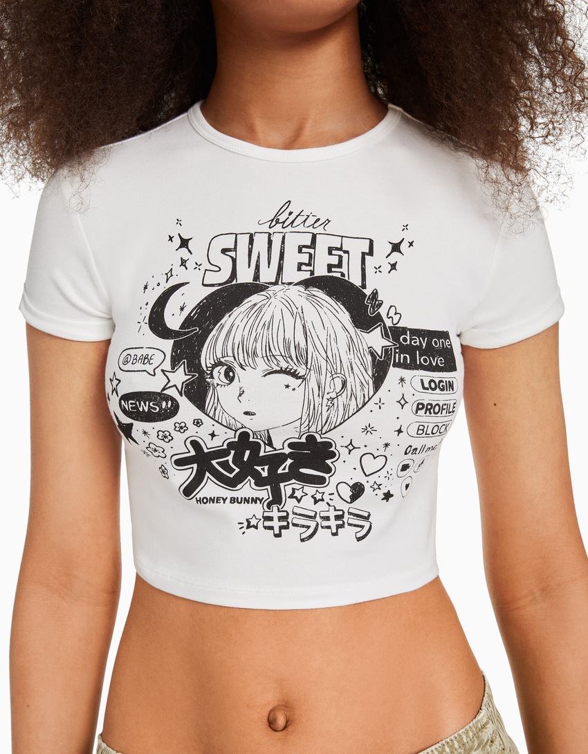 Camiseta cropped de manga curta com estampa