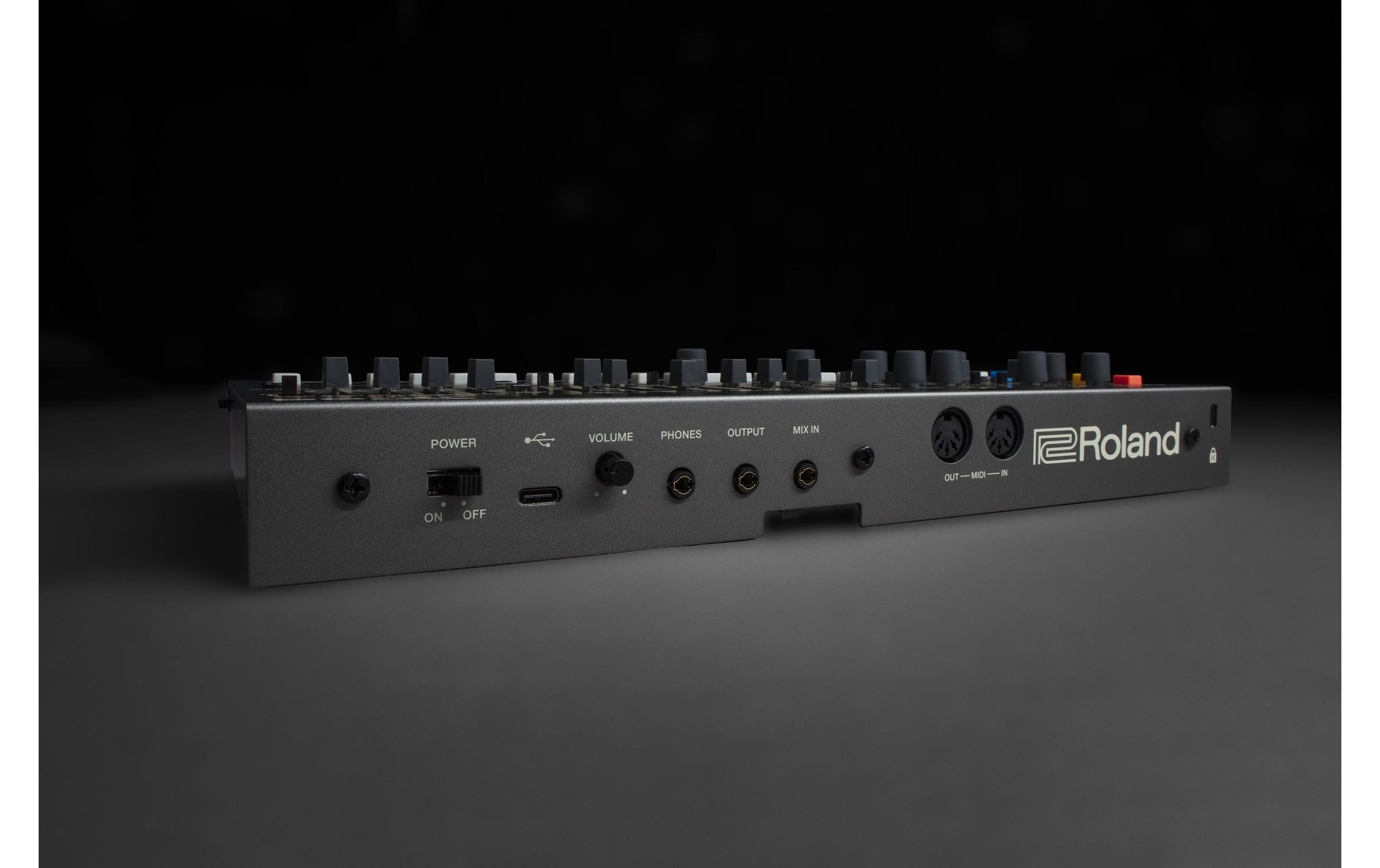Synthesizer JX-08<br>Authentischer JX-8P Sound mit originalem Spiel- und Klangerzeugungsverhalten
