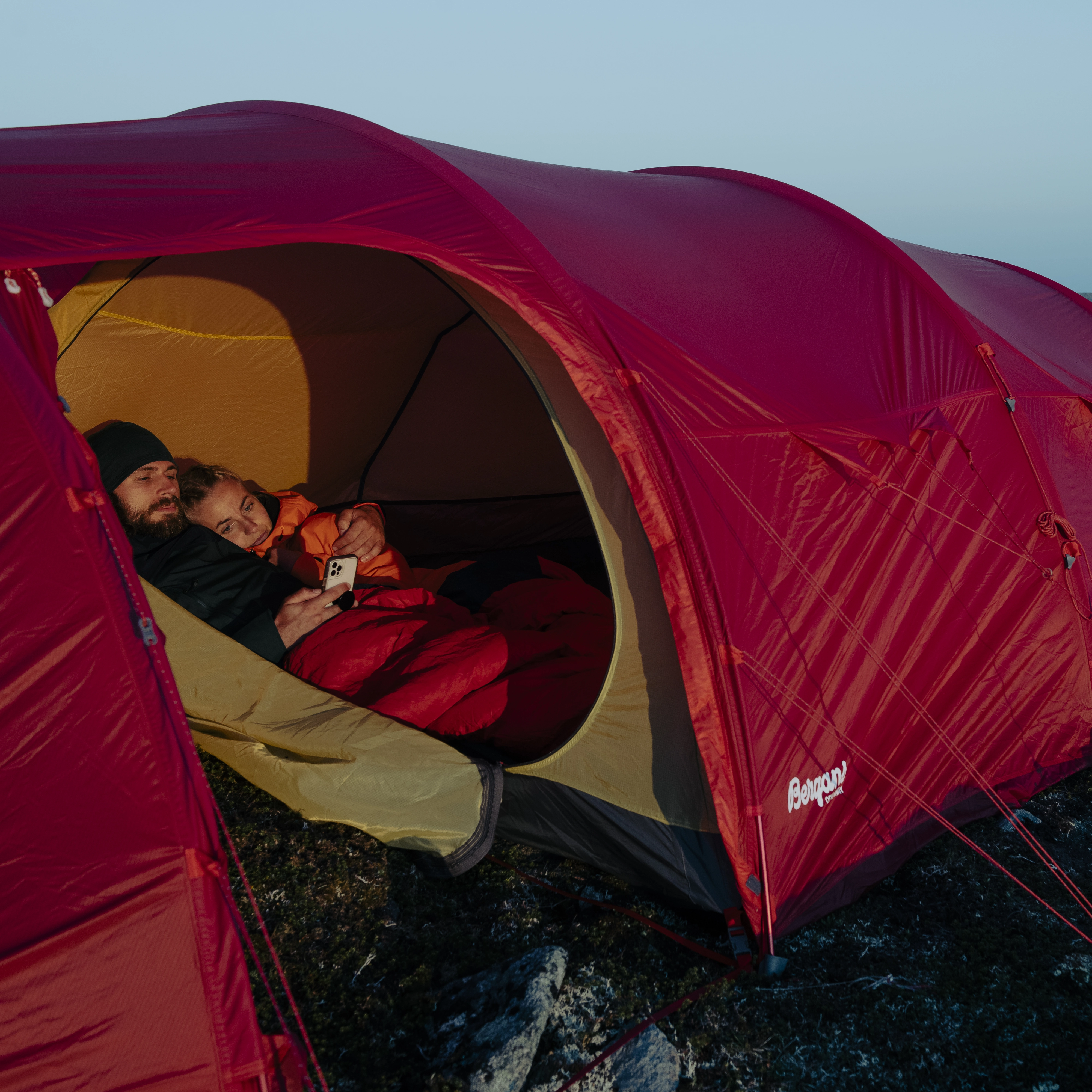 Helium Expedition Tunnel 4-Pers Tent Red