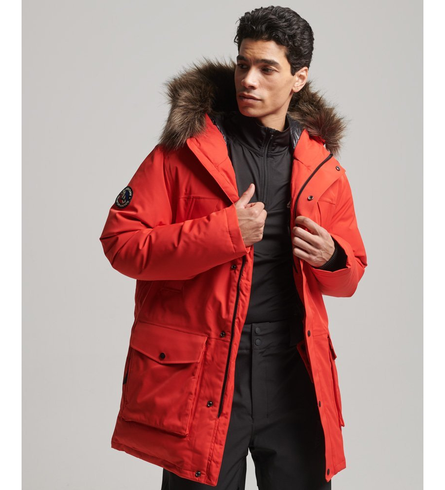 Casaco parka de penas vermelhas Superdry Everest para neve.