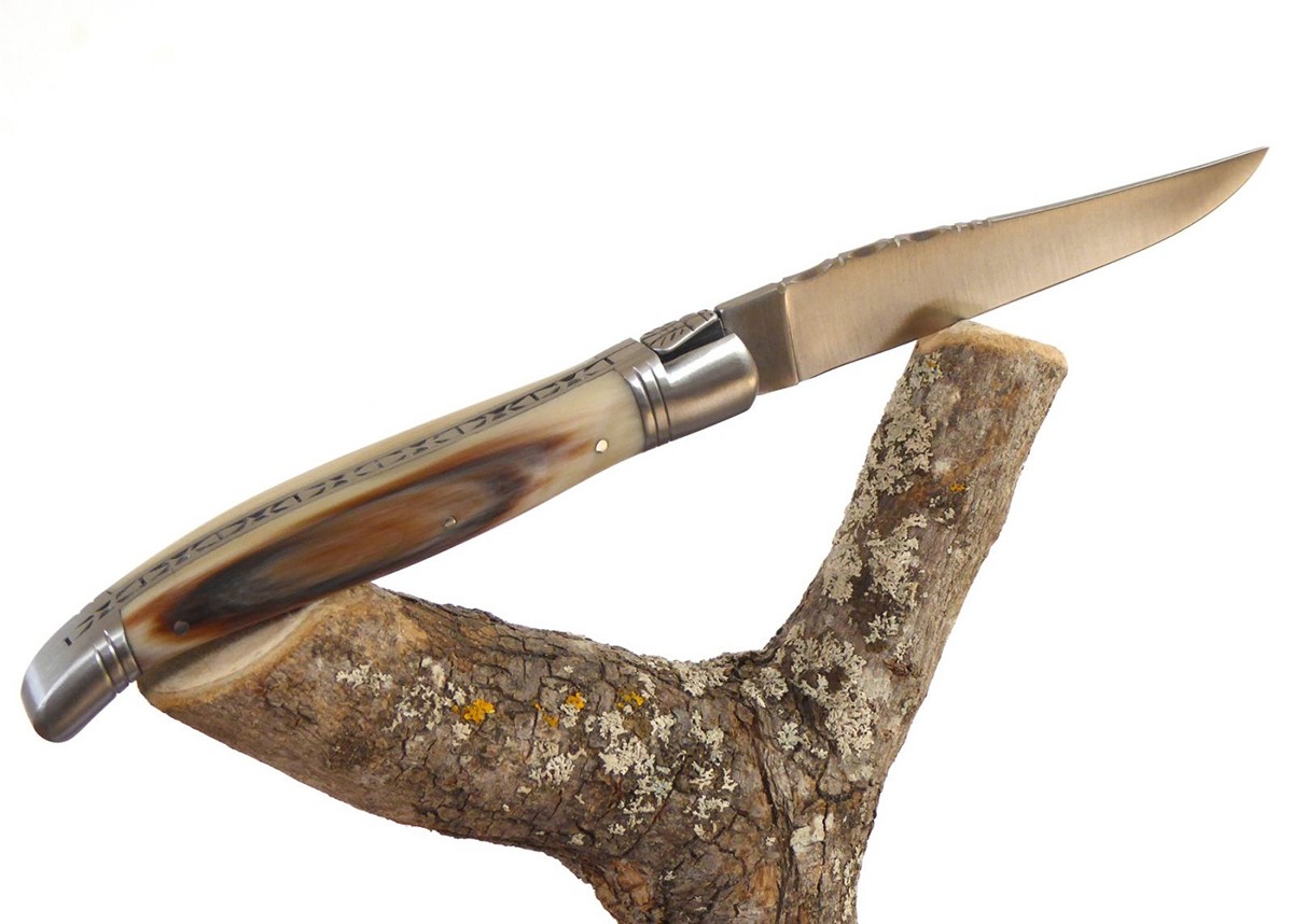 Couteau Laguiole bombé avec un manche en Corne blonde et mitres inox
