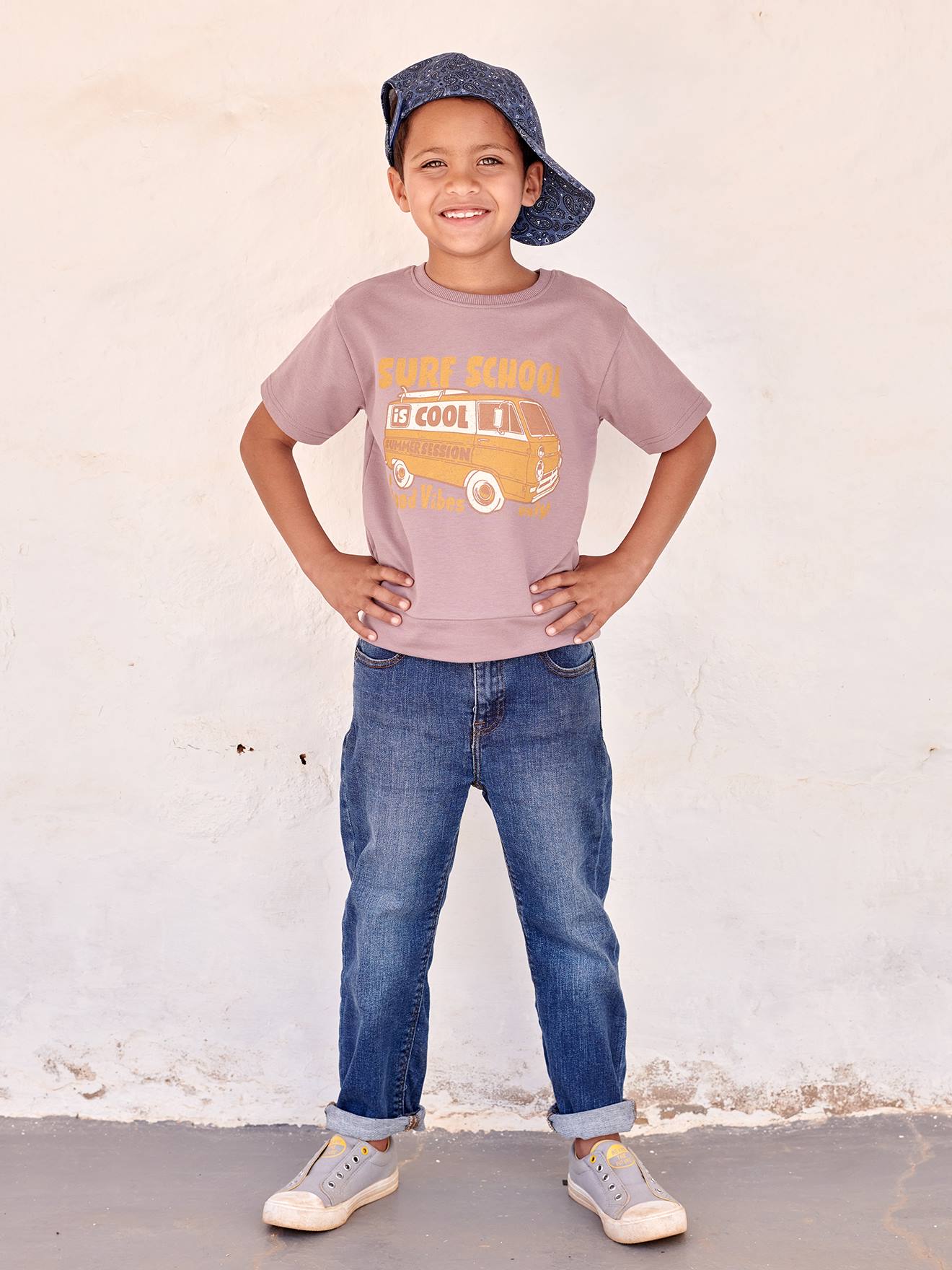 Camiseta infantil lavanda com estampa de van.