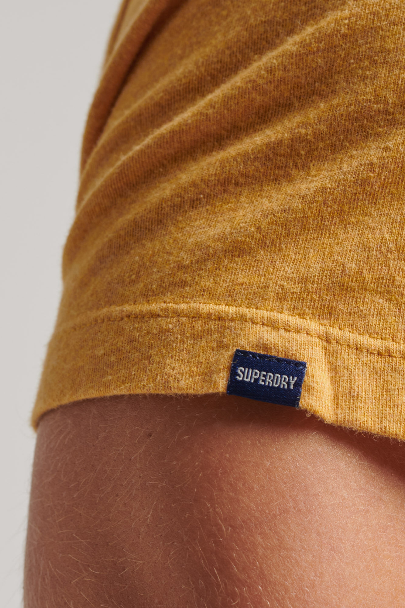 Camiseta de algodão orgânico com logo vintage bordado - dourado