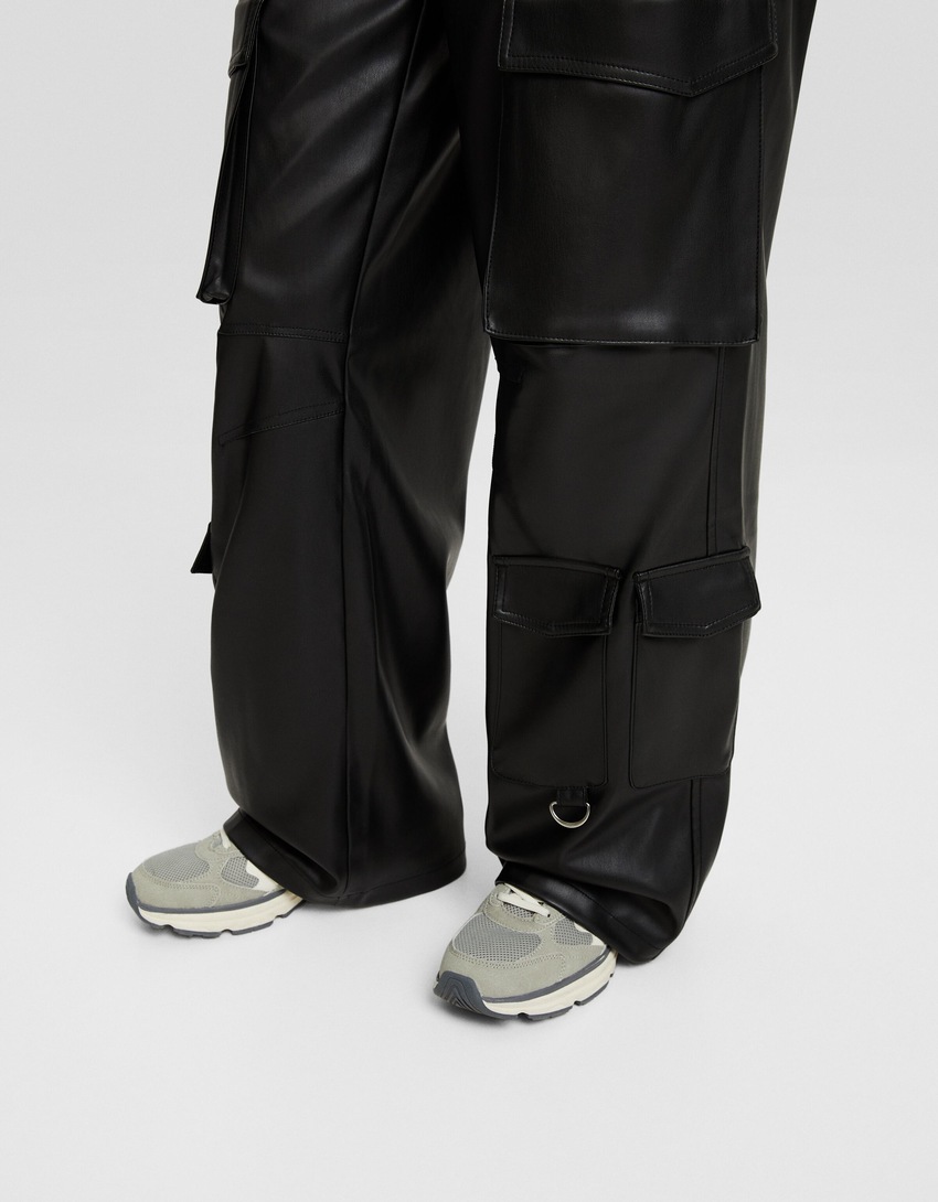 Calça cargo com vários bolsos e efeito couro