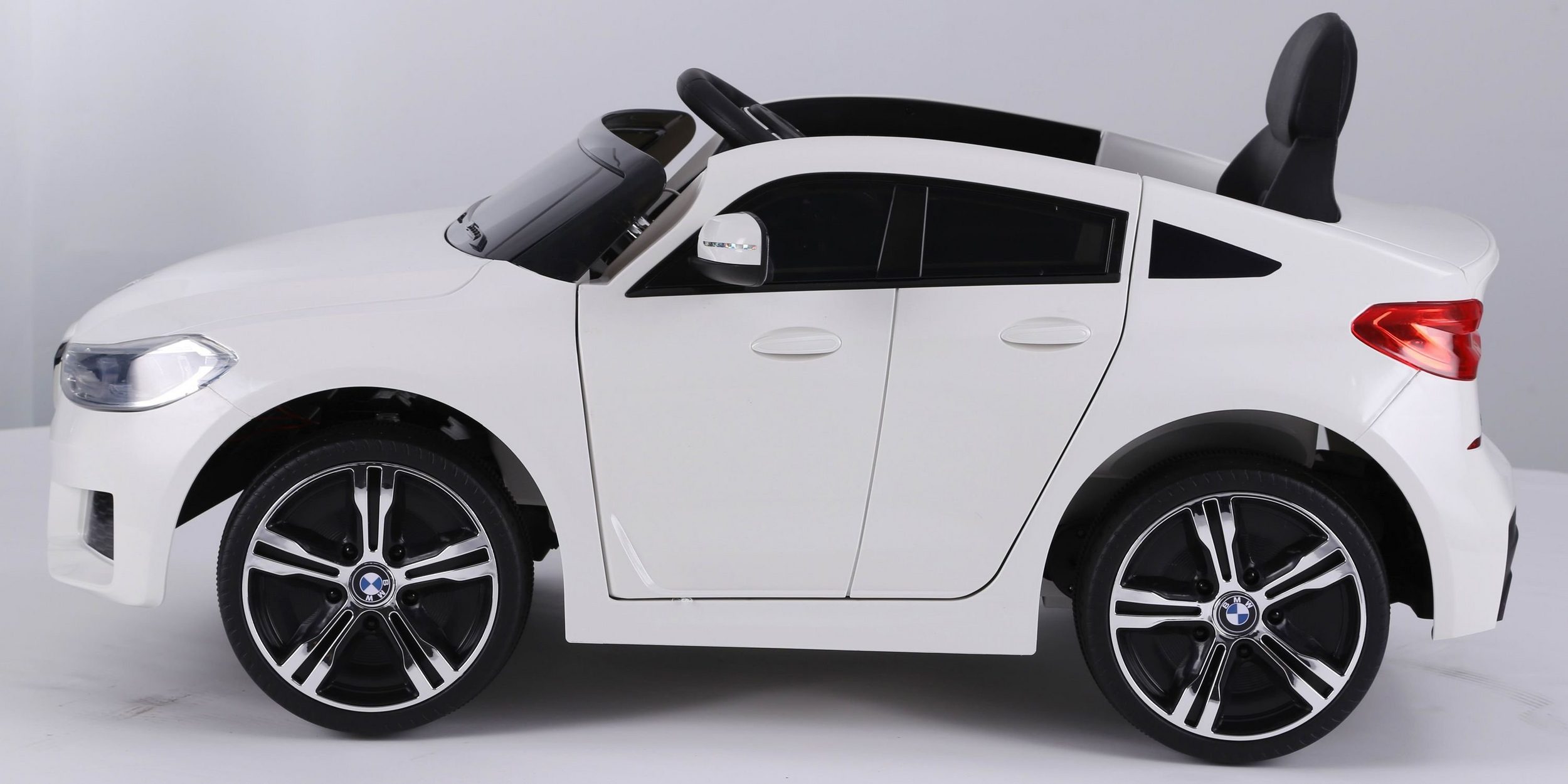 Carrinho elétrico infantil da Toys Store, modelo BMW Série 6 GT FB USB, com capacidade de carga de 35 kg, conexão AUX/USB, som de buzina e motor no volante e controle remoto.