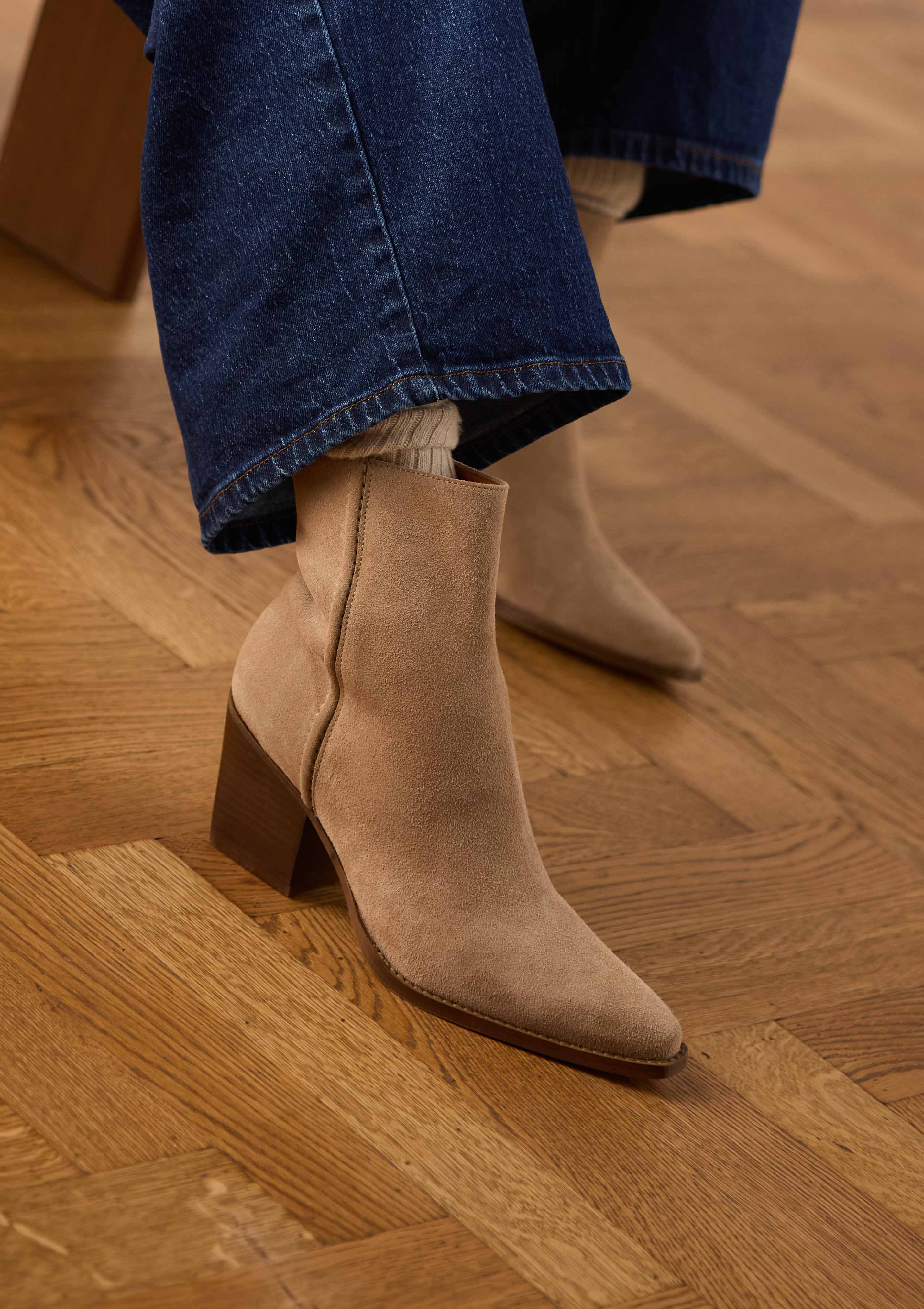 Beige suède enkellaarsjes met hak