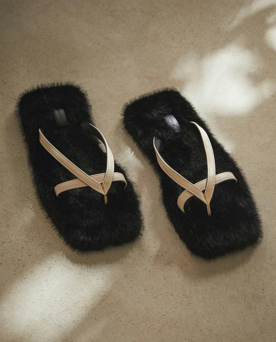 Pantufas de pele sintética com tiras contrastantes