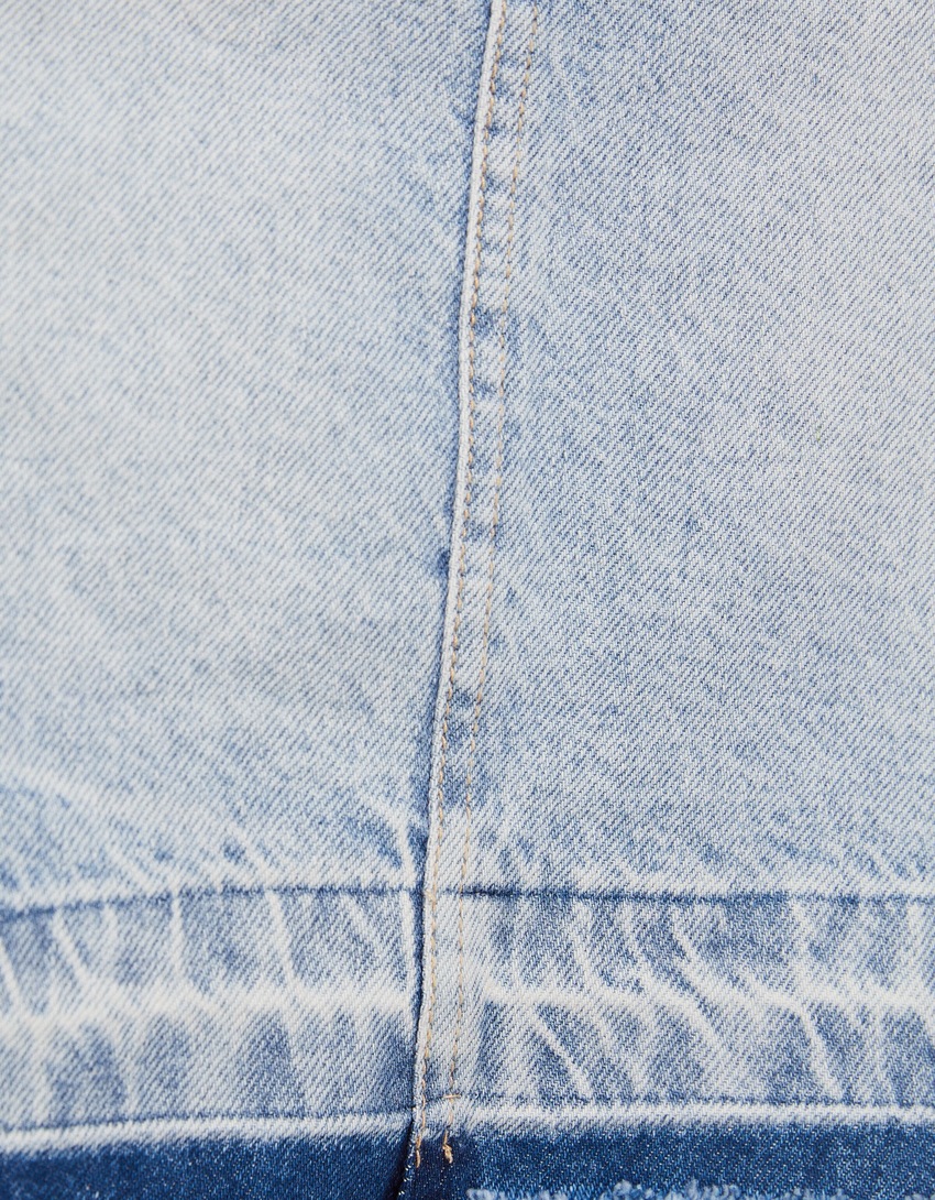 Saia jeans com fenda lateral