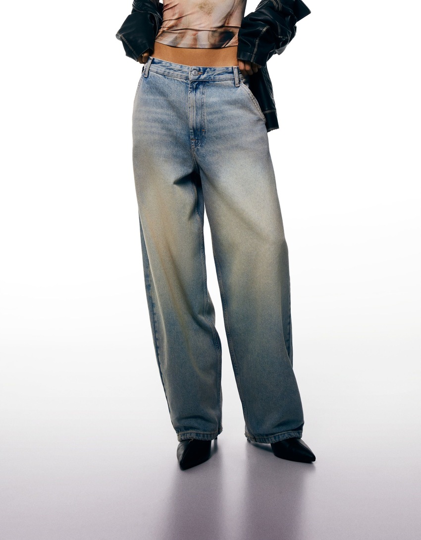 calça jeans estilo skater com efeito desbotado