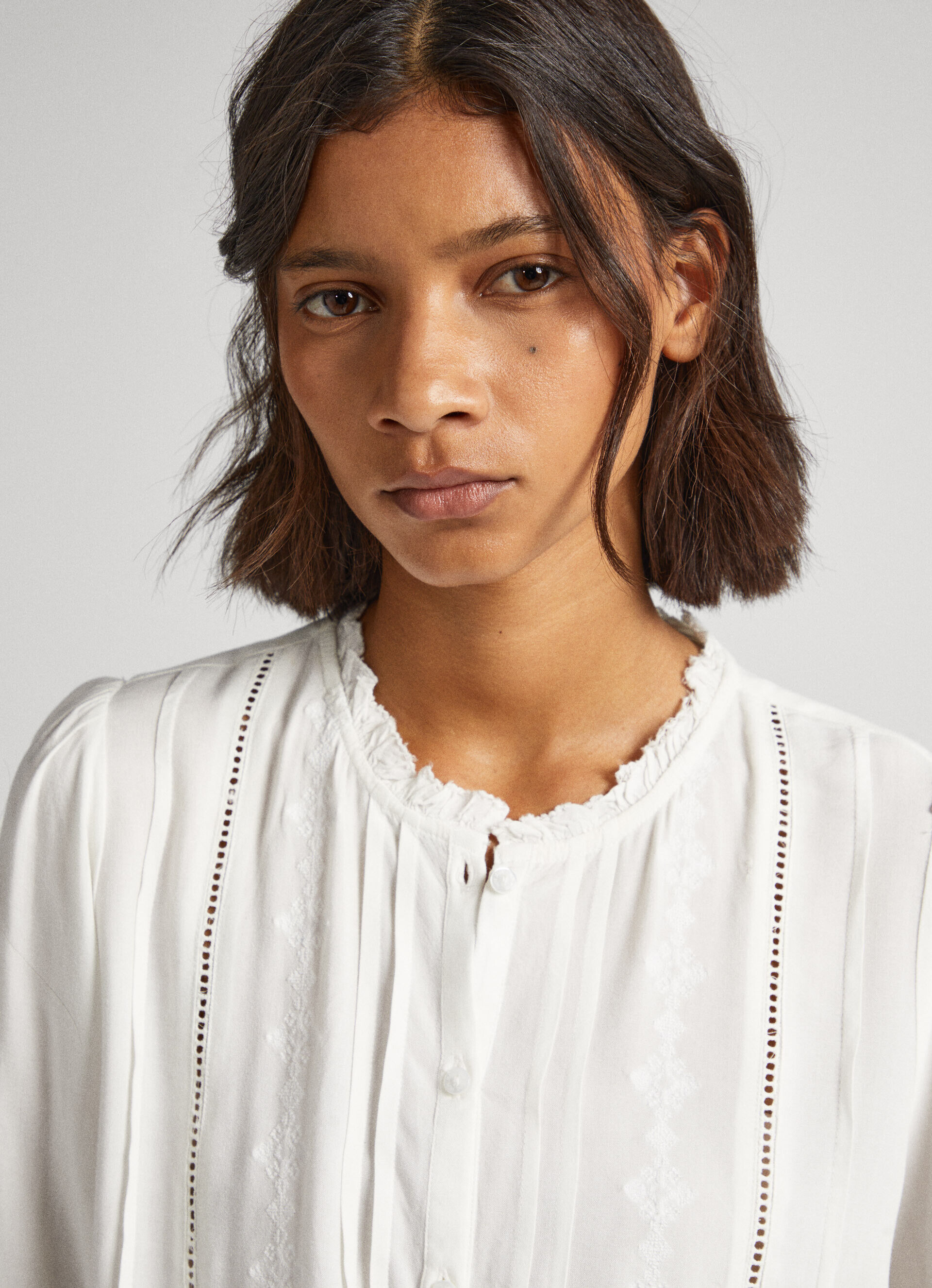 Blusa bordada com corte romântico - branco mousse