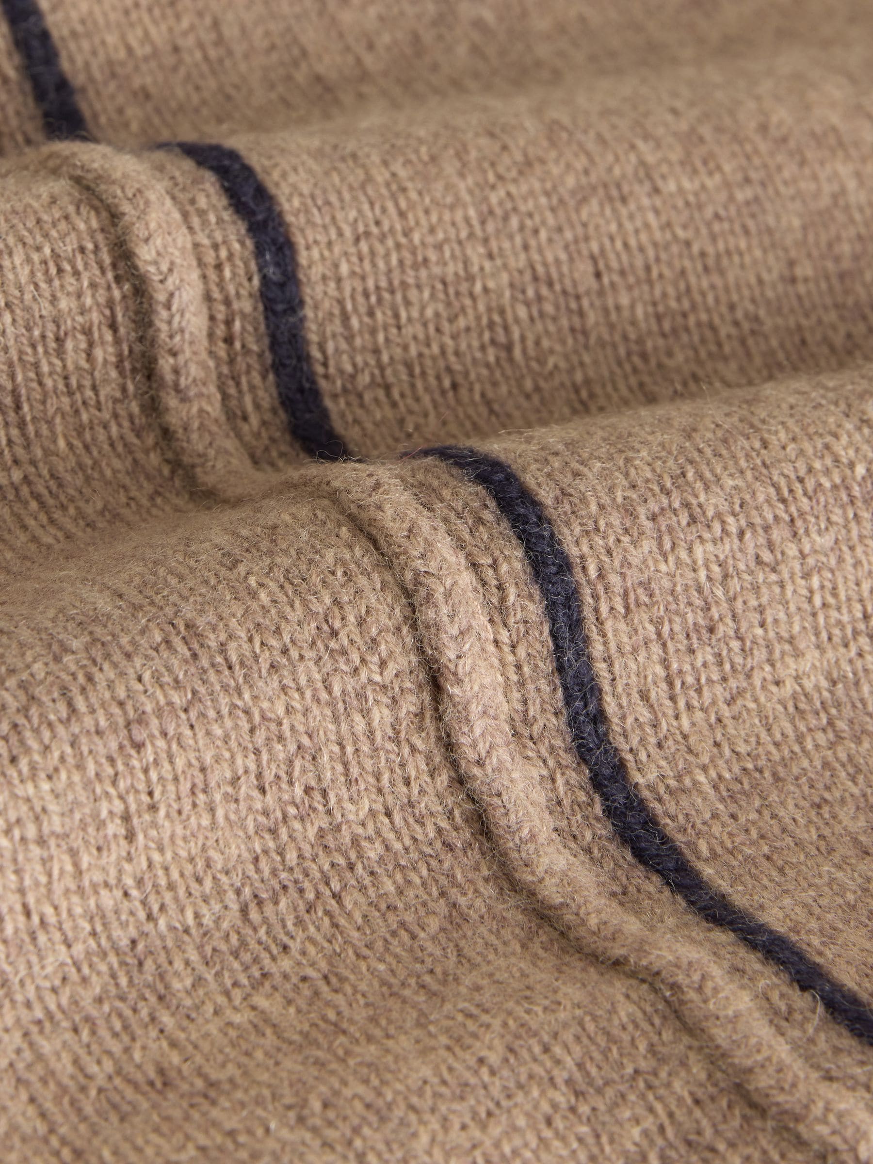 Camelbruin met randcontrast - 100% N.Premium trui van lamswol met ronde hals