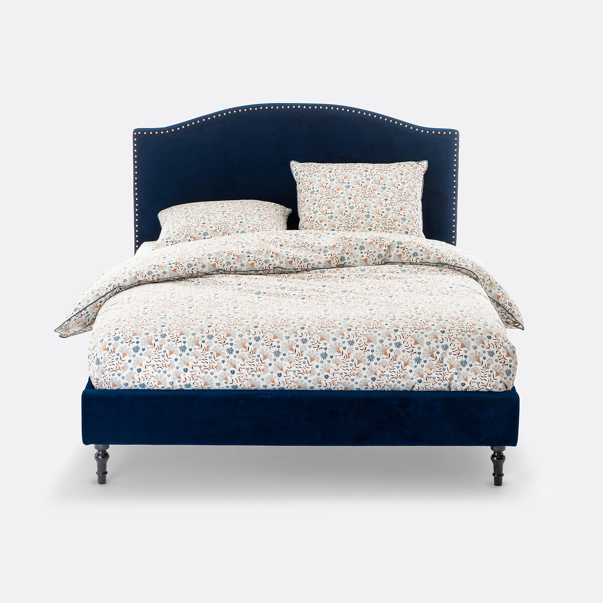 LA REDOUTE INTERIEURS<br>Cama de veludo com acabamento em tachas decorativas e estrado de ripas Andante