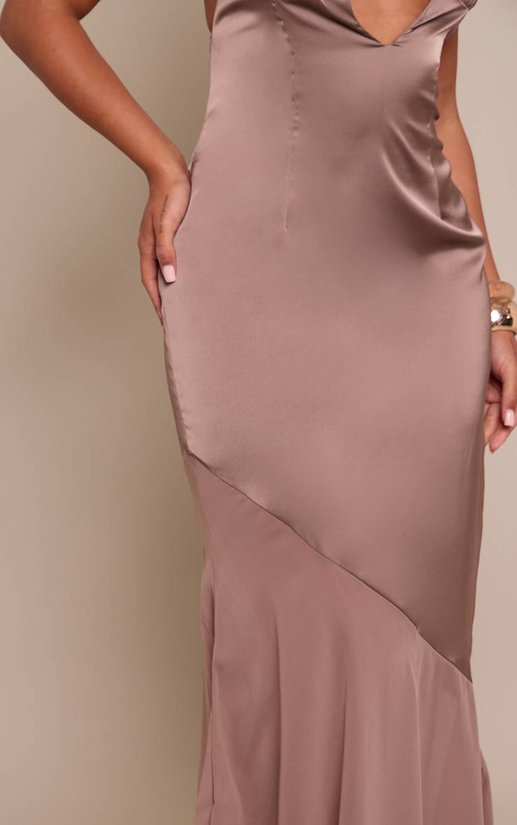 Taupe Robe Longue En Satin Avec Empiècements En Résille Et Dos Noué