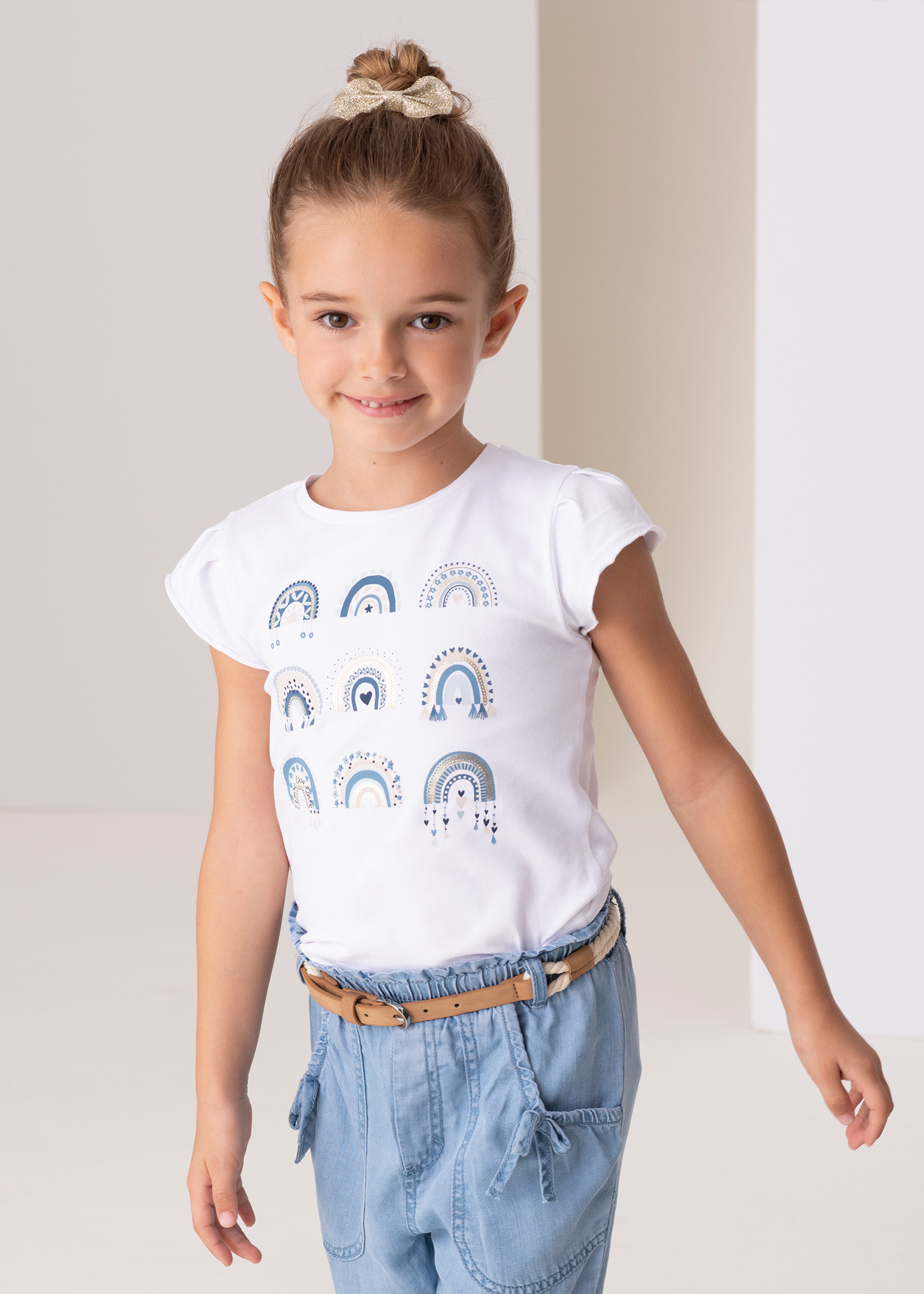 Camiseta de manga curta para meninas, feita de algodão sustentável.