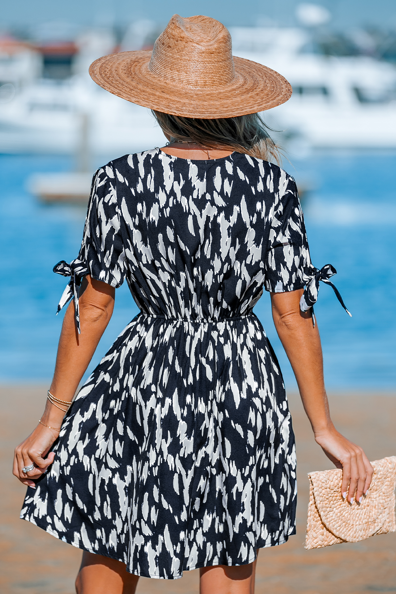 Robe mini à manches courtes à imprimé abstrait d'animaux