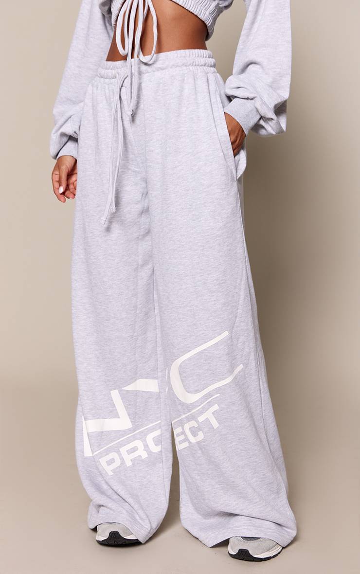 Gris Cendré Jogging Petite Taille Basse À Jambes Larges Avec Détails Graphiques