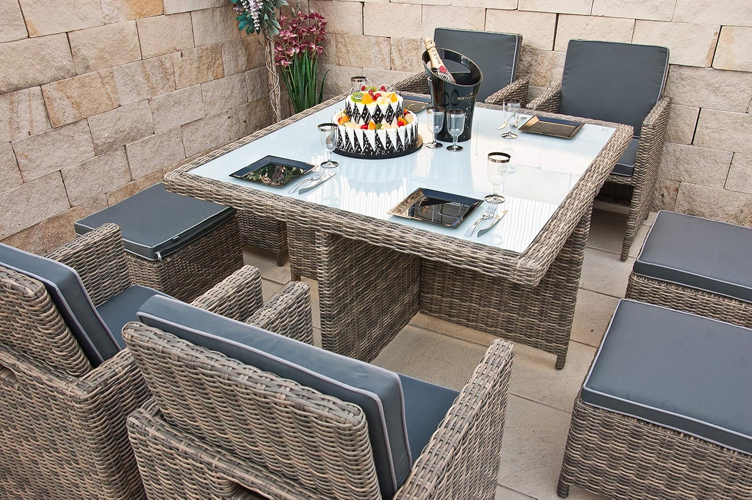 Ragnarök PolyRattan - DEUTSCHE Marke - EIGENE Produktion - 8 Jahre Garantie - Gartenmöbel Essgruppe Tisch 4 Stuhl Hocker 12 Polster Grau Rostfrei Aluminium Natur Dining Würfel Glas