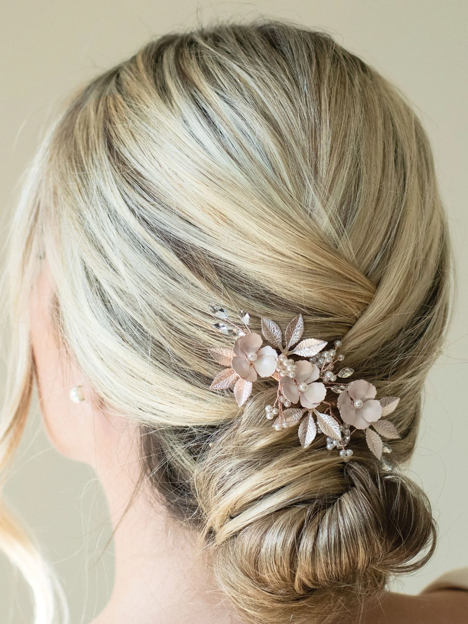 Roségoudkleurig - Ivory & Co - Gardenia klem met kristallen, parels en geëmailleerde bloem