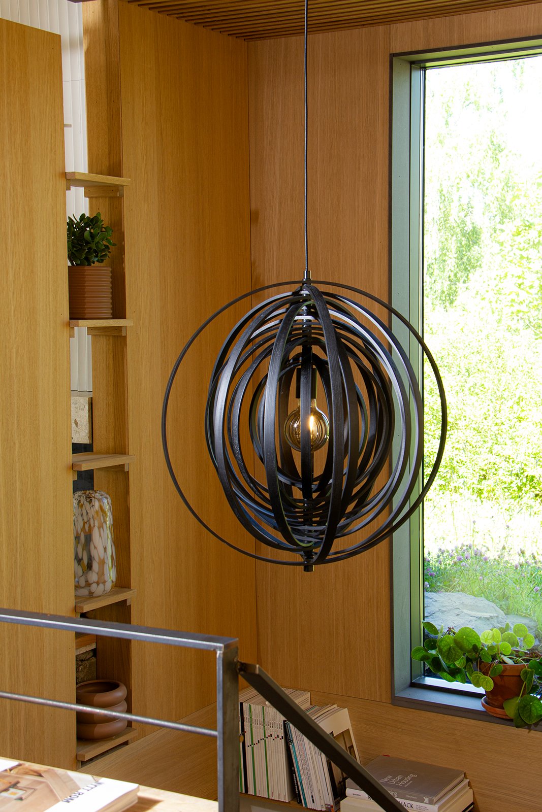 Woody taklampe Sortmalte trespiler.