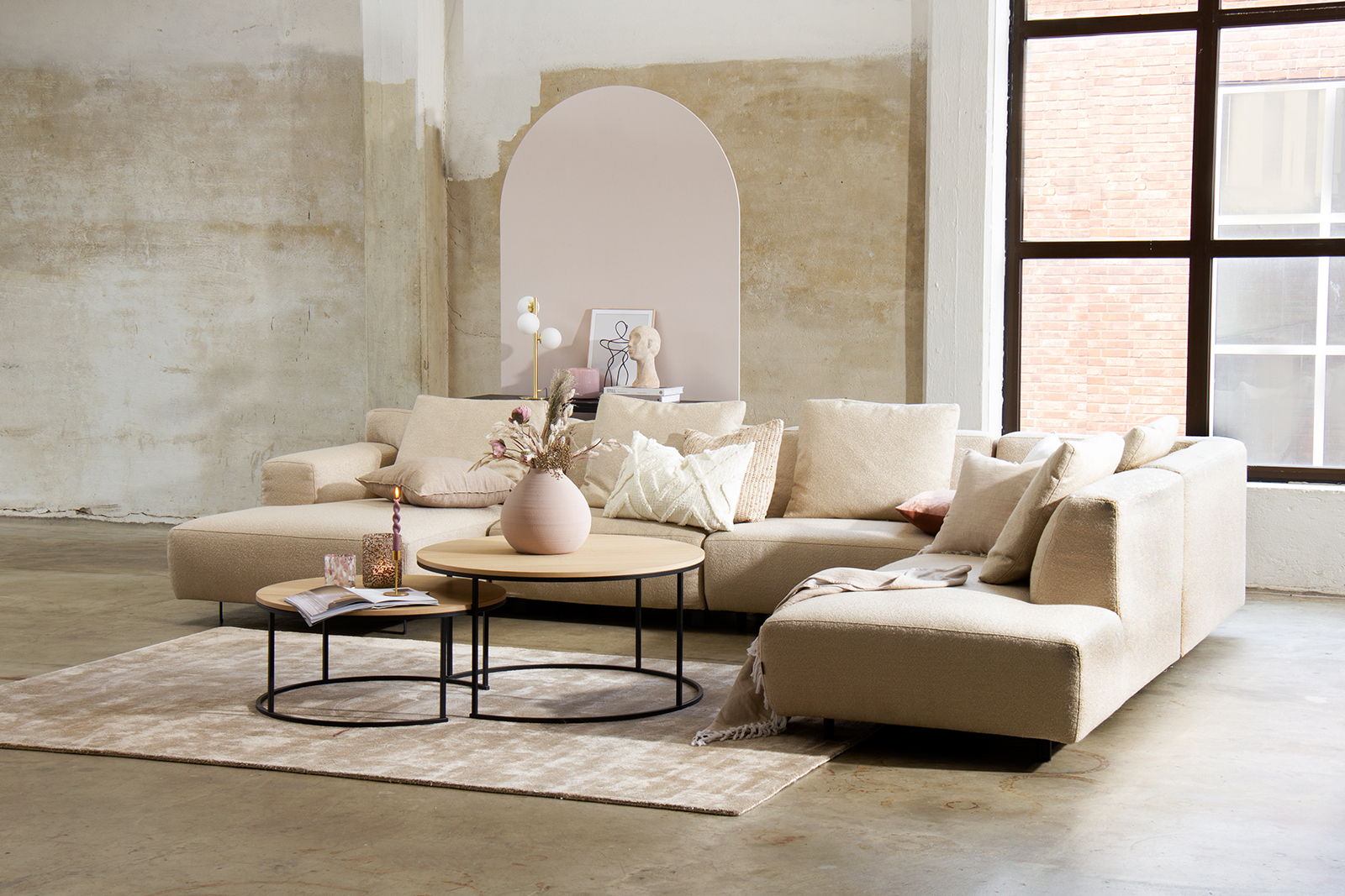 Vesta U-hjørnesofa Sjeselong venstre med 3-seter og XL-hjørne med åpen ende høyre. I tekstil Dolce sand med Memory-foam sete, sorte metallben og standard søm. Dusk sofaryggputer medfølger.