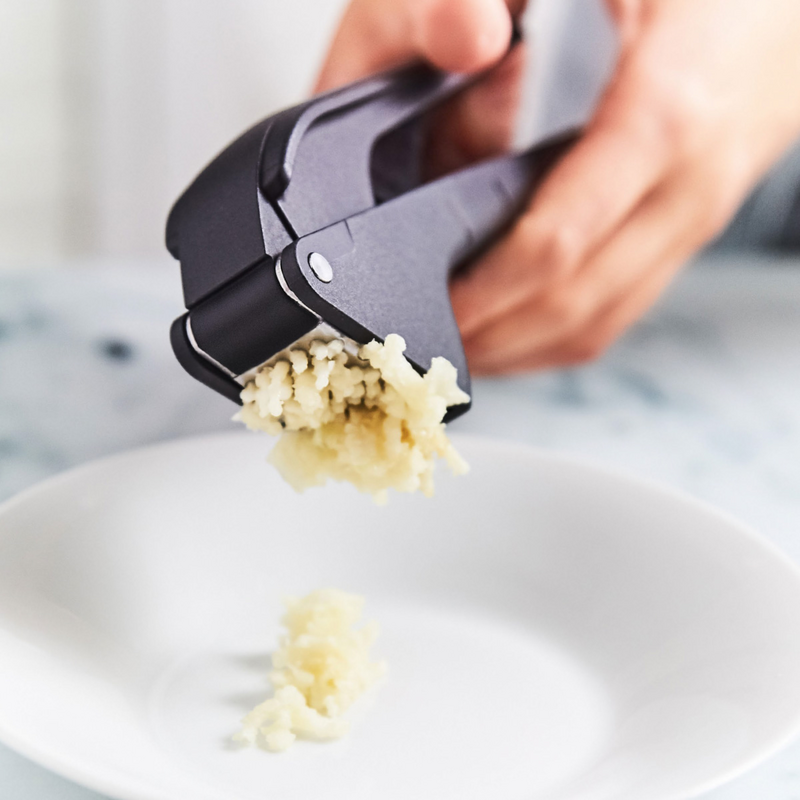 Knoblauchpresse Knoblauch und sogar Kräuter ganz einfach verarbeiten