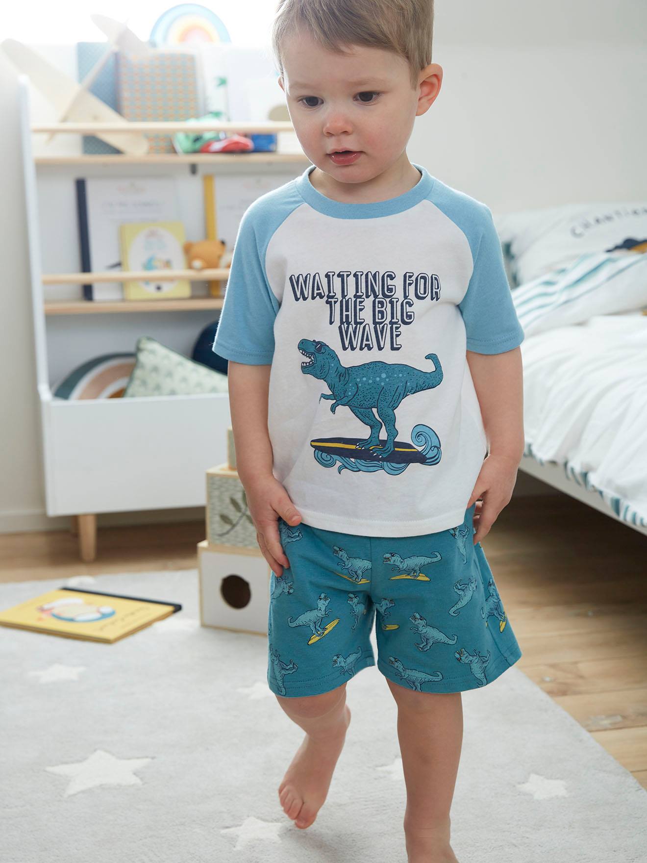 Pijama infantil masculino com estampa de dinossauro surfista e shorts - Azul-petróleo