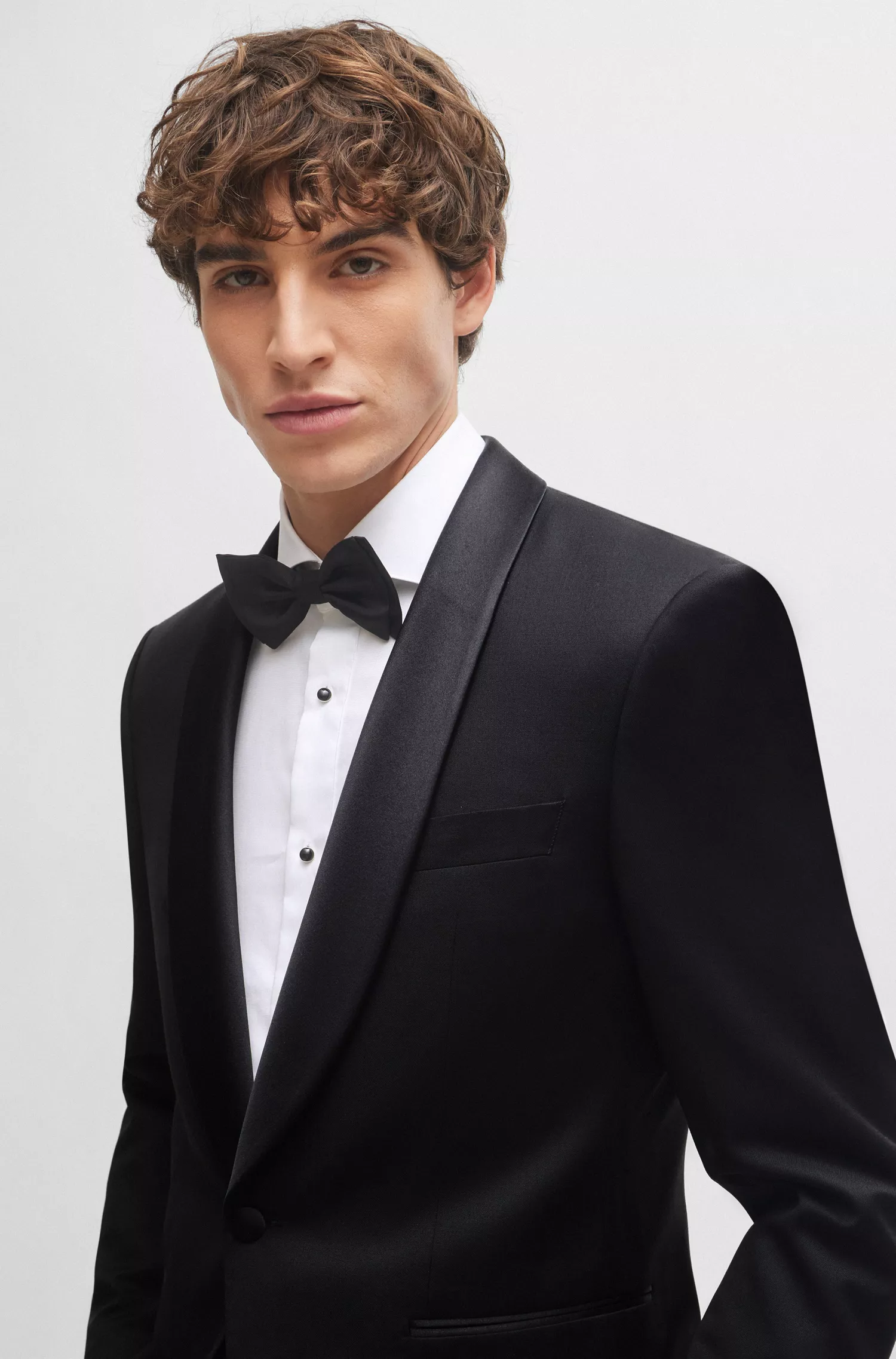 Blazer de smoking BOSS preto, corte regular, em sarja de lã virgem.