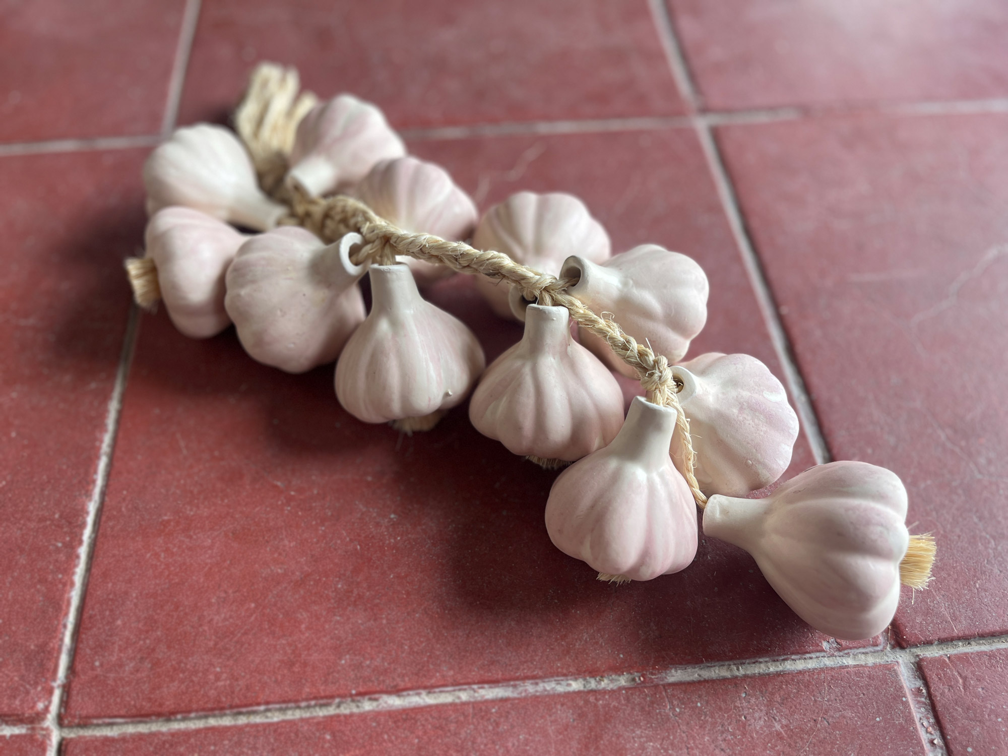 12er Knoblauch-Zopf Keramik, H 45 cm von fischer's lagerhaus