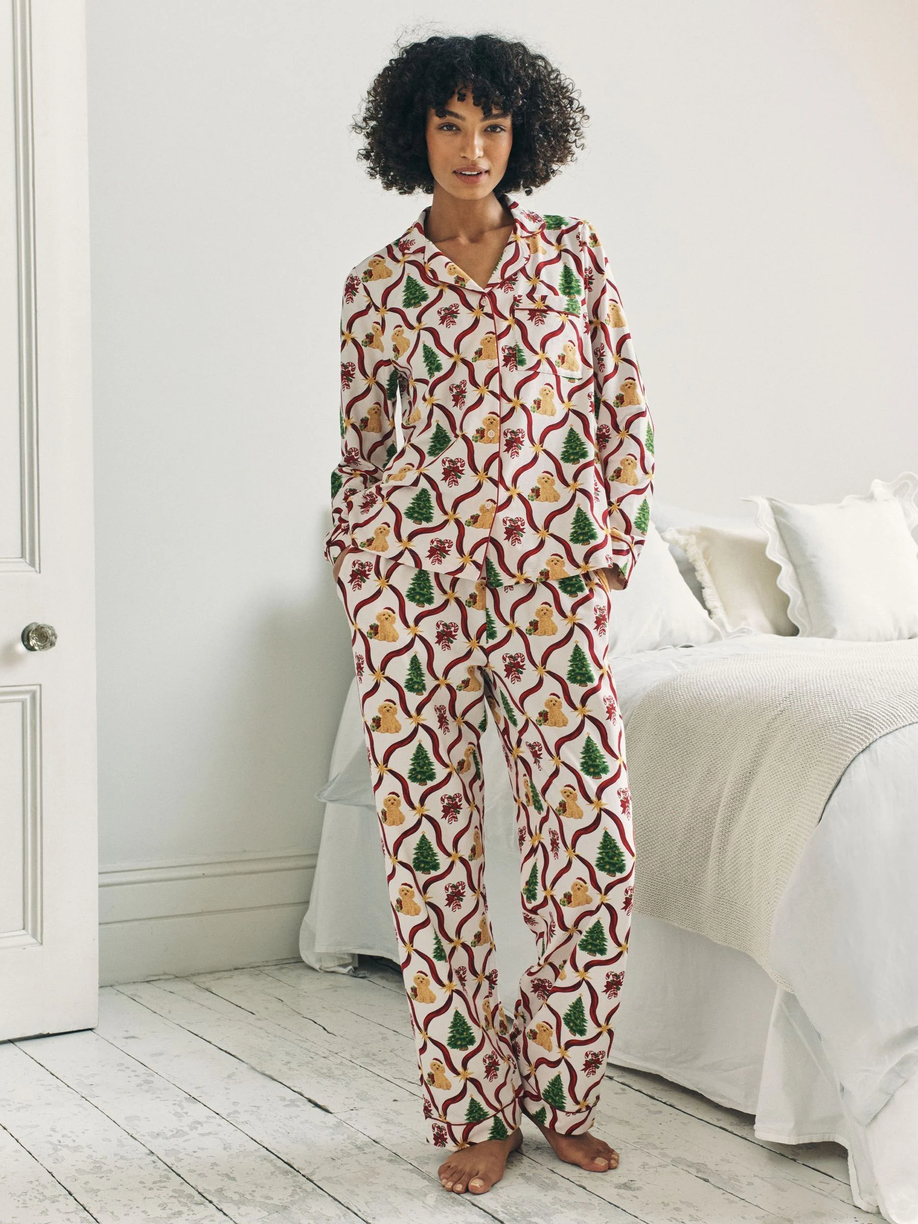 Chelsea Peers lange pyjama met kerstboom en hond