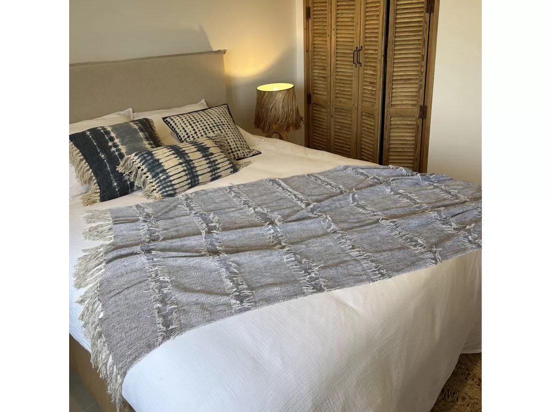 Now's Home - Plaid En Coton Tisse Main Mouchete Beige Noir Franges 125x150 Sherpa