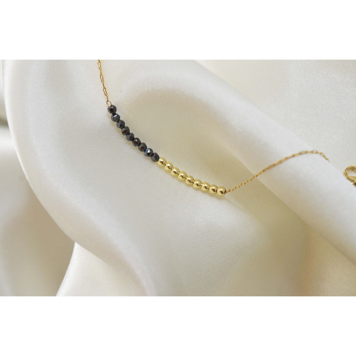Bracelet  fin orné de perles  d'hématite
