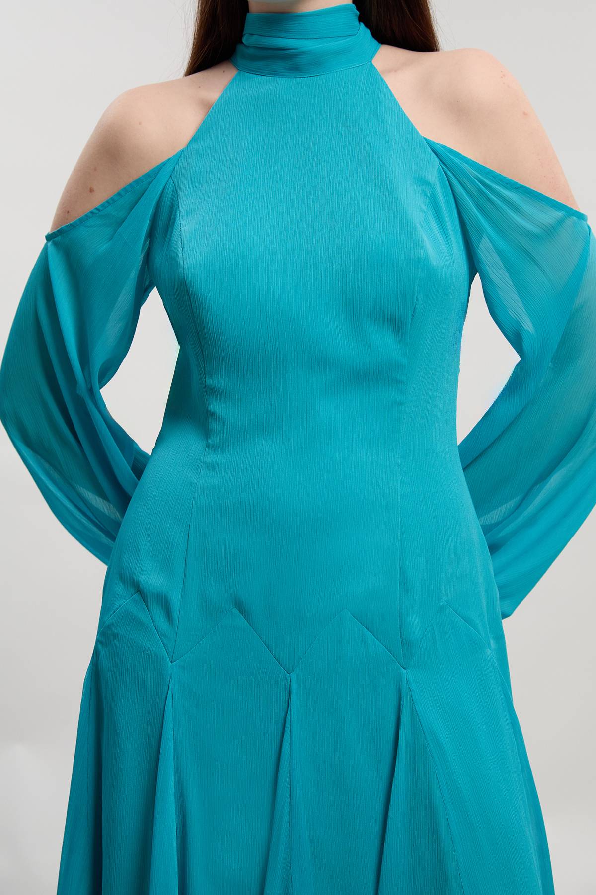 KarenMillen Robe Longue Tissée En Georgette Froissée À Col Montant Et Épaules Dénudées