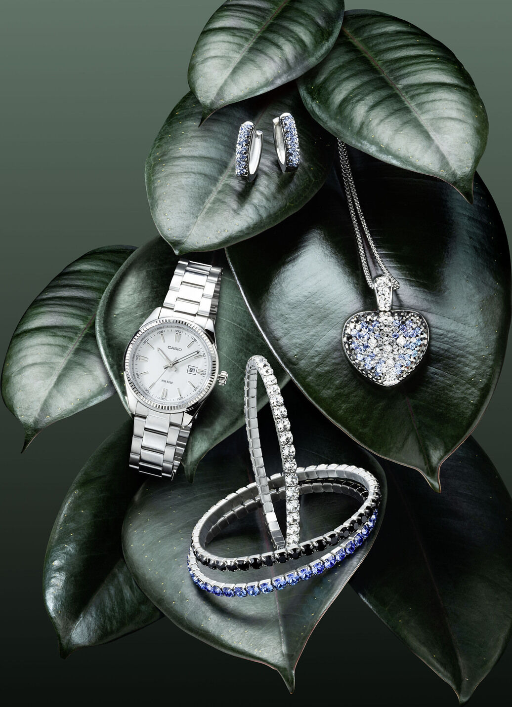 Elastisches Armband aus Edelstahl mit schwarzen Kristallen