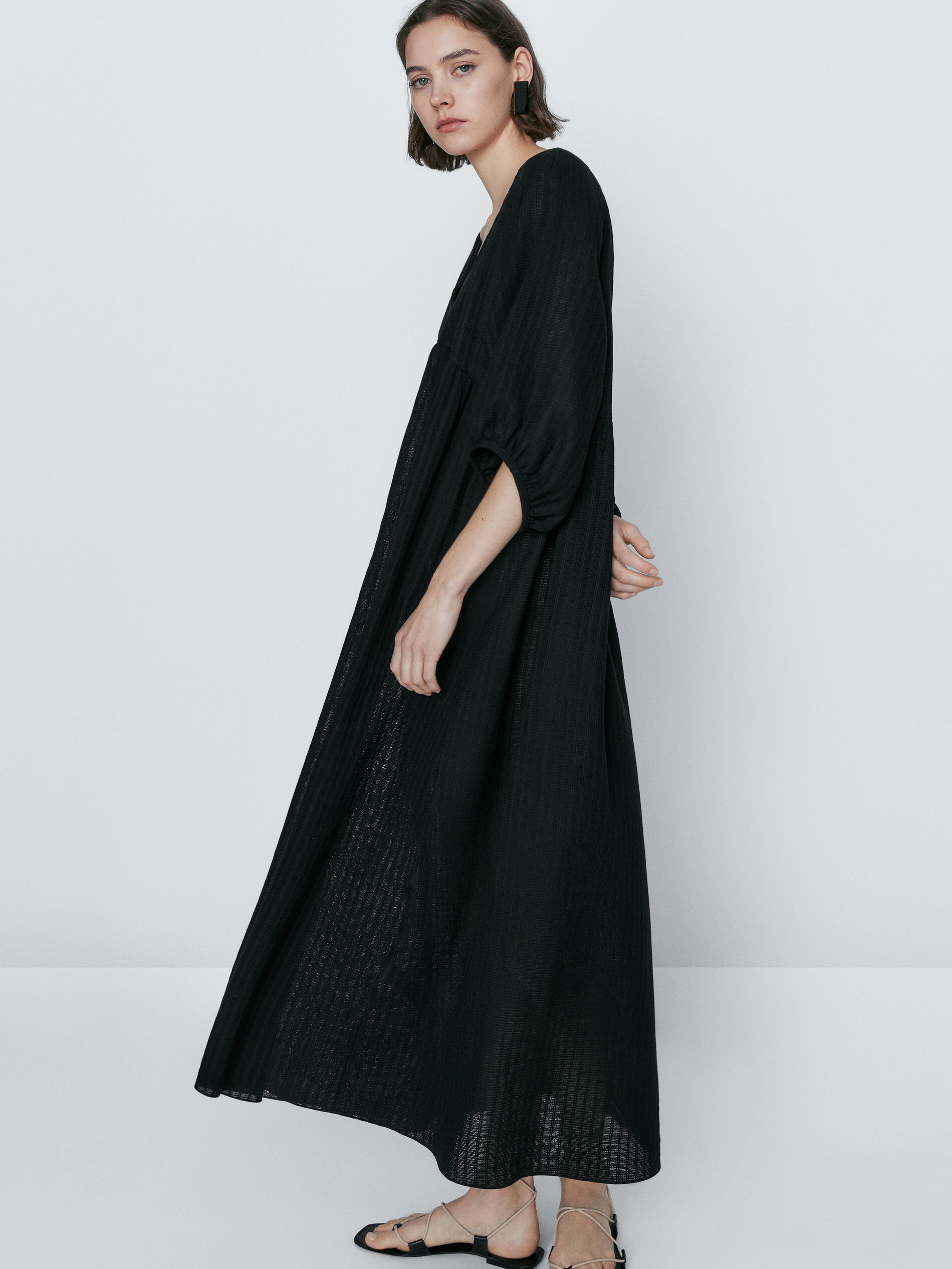 Vestido midi estruturado com mangas bufantes - PRETO