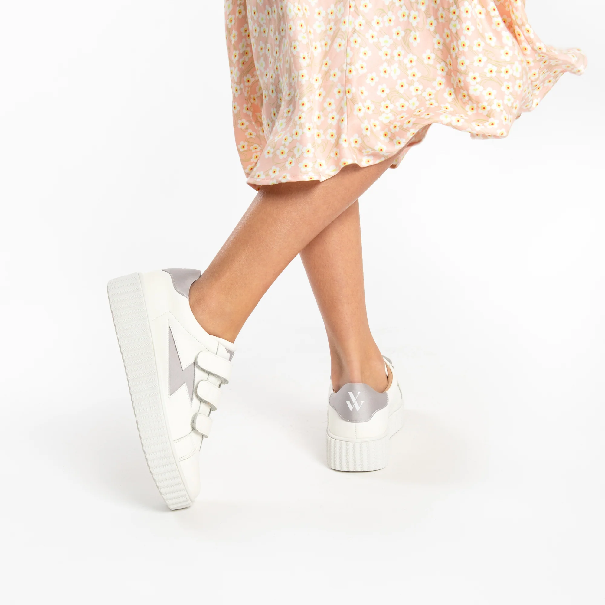 Sneakers-Baskets éclair Larissa blanches à détails en satin taupe