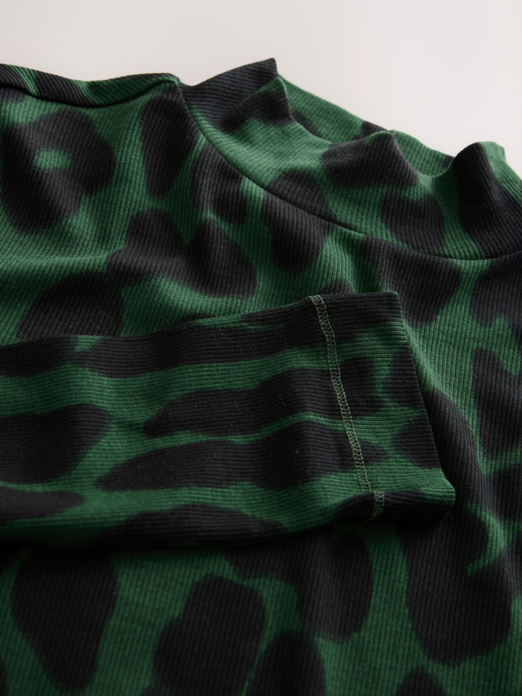 Groen met dierenprint - Geribbeld hoogsluitend T-shirt met lange mouwen