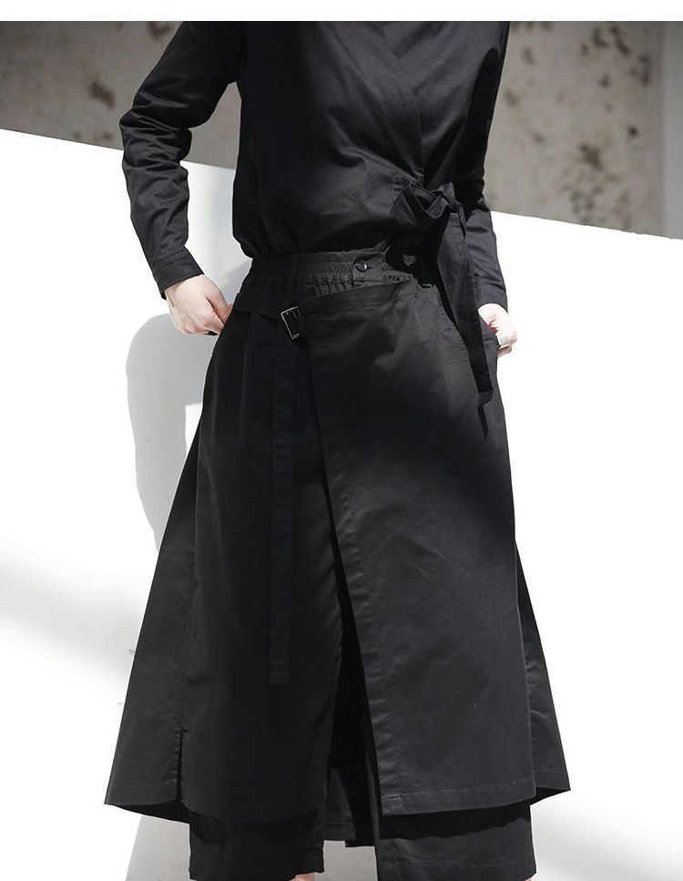 SIMPLE BLACK - Asymmetrische broek met wijde pijpen