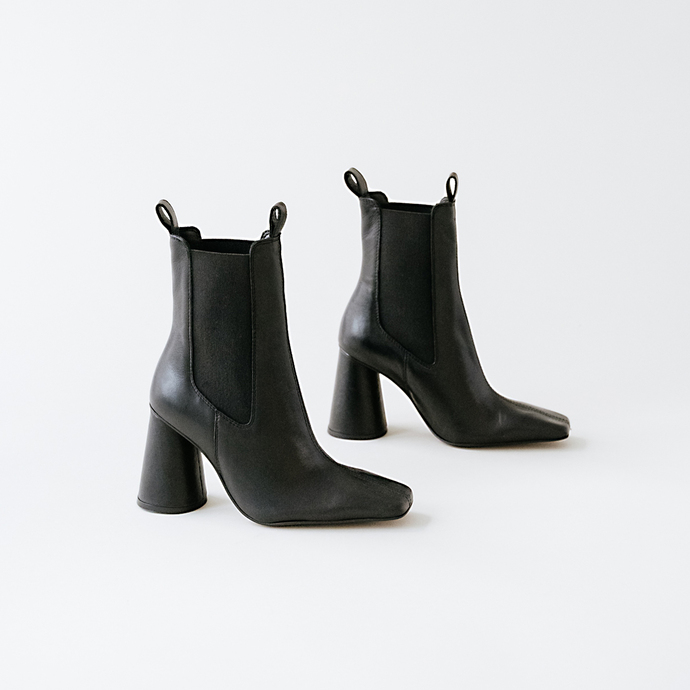 Boots à talons hauts, élastiques et bout...  en cuir noir