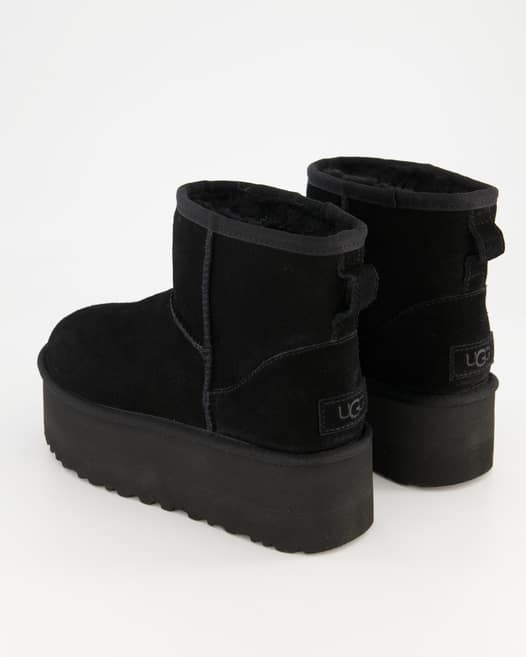 UGG Classic Mini Platform Winterschuhe in Schwarz